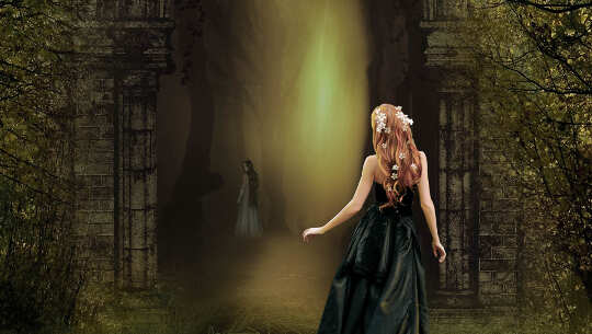 gambar seorang gadis melihat ke dalam hutan yang suram tetapi dengan sinar cahaya yang menyinari
