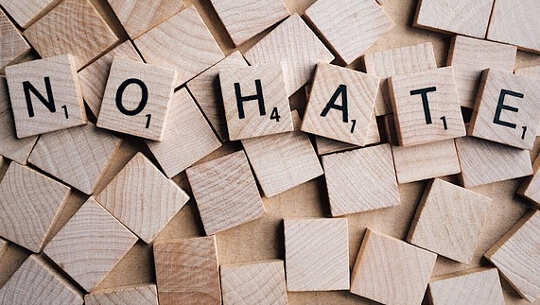 Mga scrabble na letra na binabaybay: HINDI HATE