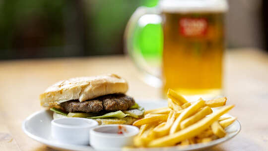hamburger, patatine fritte e birra