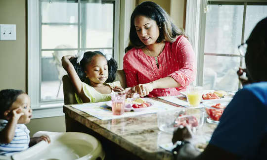Por que as refeições em família são boas para adultos e crianças