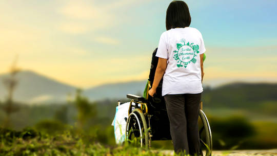 Пустая инвалидная коляска - борьба с горем после потери сына