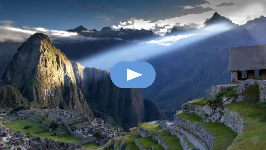 rayon de lumière qui brille sur le Machu Picchu