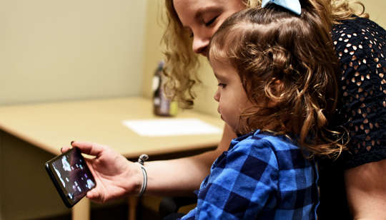 このアプリは、幼児の自閉症のサインインを検出することができます
