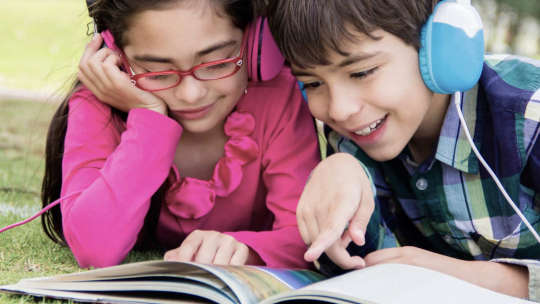Livros combinados com áudio melhoram o vocabulário de uma criança em idade pré-escolar