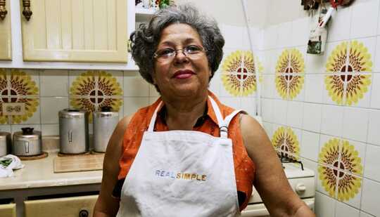 pessoa idosa de cor em cozinha estilo anos 70