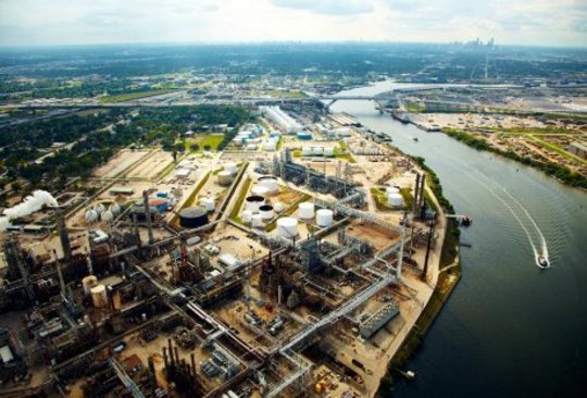 Einer der Ölraffinerien, die Innenstadt von Houston steht. Foto: Jupiter