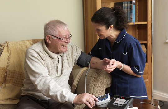 Wysokie ciśnienie krwi może chronić osoby po 80. roku życia przed demencją