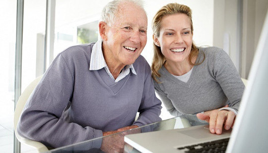 Online verbinden kan helpen bij het voorkomen van sociale isolatie bij oudere mensen