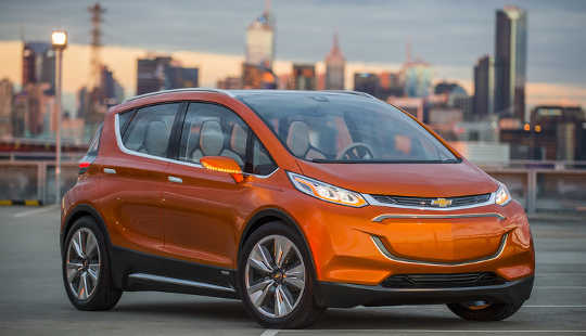General Motors développe le 2017 Chevrolet Bolt entièrement électrique, conçu pour offrir une autonomie d'environ 200 miles. General Motors