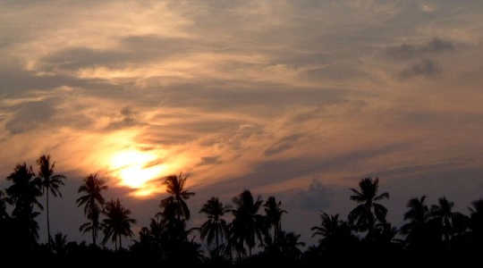 Bewölkter Sonnenuntergang in Phuket, Thailand: was Wolken zum Klima machen, ist noch ungeklärt. Bild: 29cm über Wikimedia Commons