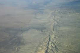 San Andreas Fault i Carrizo Plain, flygfoto från 8,500 fothöjd. Av Ikluft (eget arbete) via Wikimedia Commons, CC BY-SA