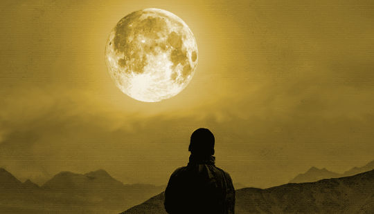 Vivir la vida a propósito con la luna llena en Acuario