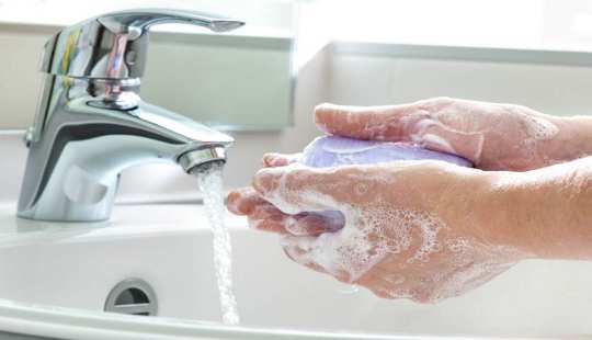 שטיפת ידיים מפסיקה זיהומים, אז מדוע עובדי שירותי הבריאות מדלגים על כך?