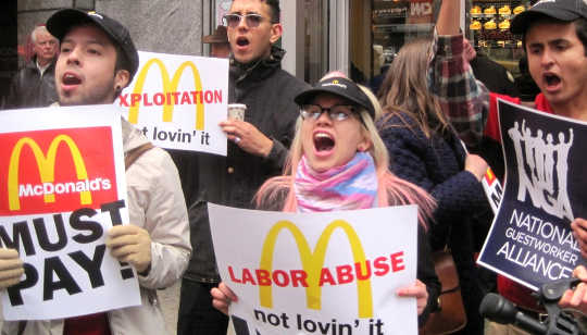 麦当劳和快餐工作者的全球革命