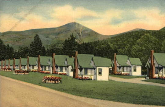 一张明信片描绘新罕布什尔州的英语村东。 卡牛