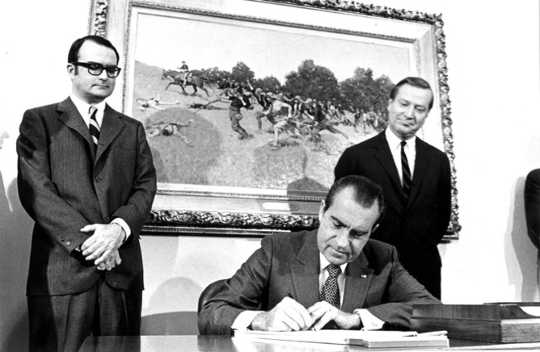 La grande fuoriuscita di petrolio a Santa Barbara, California, nel 1969 fornito alcune delle impulso per leggi ambientali punto di riferimento firmato da Nixon, tra cui il Clean Air Act, da lui firmata nel dicembre 31, 1970. National Archives