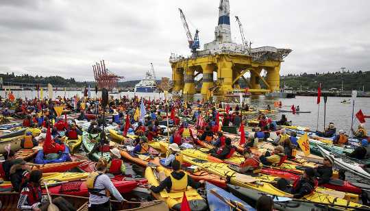 Aktiviste omring Shell Olie-tuig in Seattle se Elliot Bay om Arktiese boorplanne te protesteer. Daniella Beccaria / Flickr, CC BY-SA