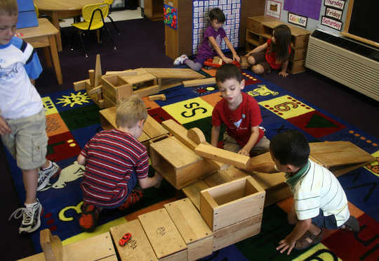 子供たちは遊びを通して学びます。 woodleywonderworks、CC BY