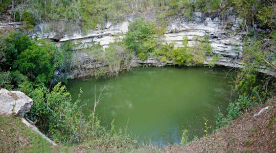 A água em um escoadouro natural no local da cidade maia de Chichén Itzá teria sido vital em tempos de seca. Imagem: E. Kehnel via Wikimedia Commons