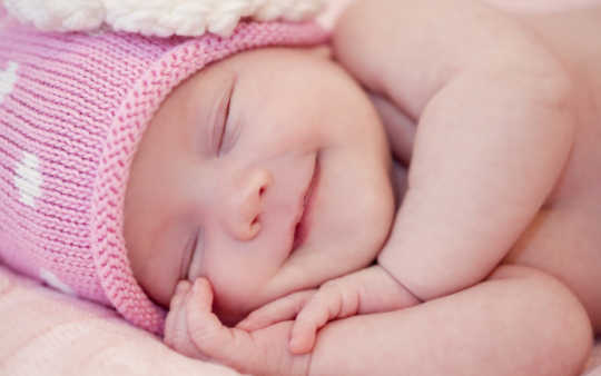 Hvordan få babyen til å sove bedre