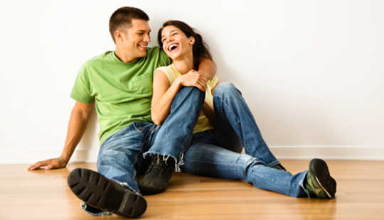 Pasangan Bahagia Meningkatkan Kesejahteraan Orang Lain