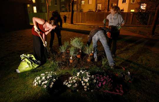 Przekształcanie nieużytków w południowym Londynie – nocą. Alessia Pierdomenico / Reuters