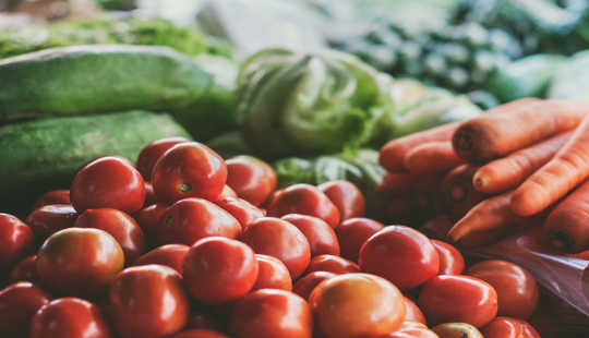 คะแนนบวกสะสมสำหรับอาหารป้องกันเช่นผักและผลไม้ Sven Scheuermeier / Unsplash, CC BY