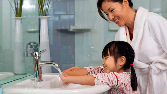 É seguro lavar as mãos para muitas vezes?