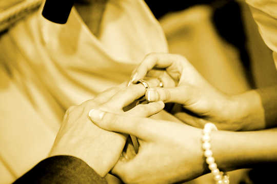 Penyelidikan Menunjukkan Bahawa Perkahwinan Meningkatkan Kepuasan Lelaki