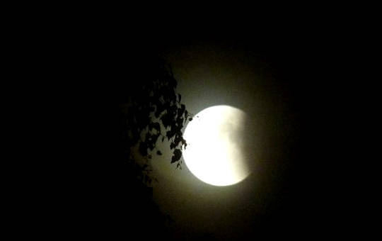 Livet under en måneformørkelse: Ingenting er helt som det ser ut ..