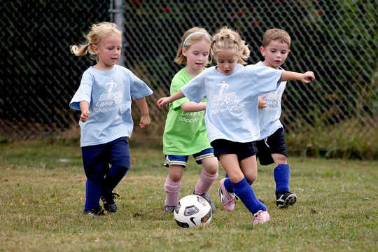 Cuando se trata de deportes, los niños juegan como una niña