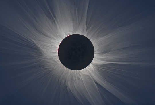 Pimennyksen aikana auringon korona on nähtävissä maapallon tarkkailijoille.