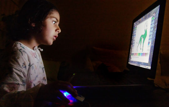 9 skilt barnet ditt kan være avhengig av skjermer