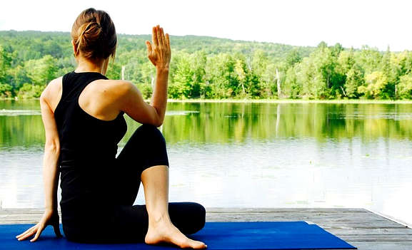 Come lo yoga sul posto di lavoro può ridurre il mal di schiena e i giorni di malattia