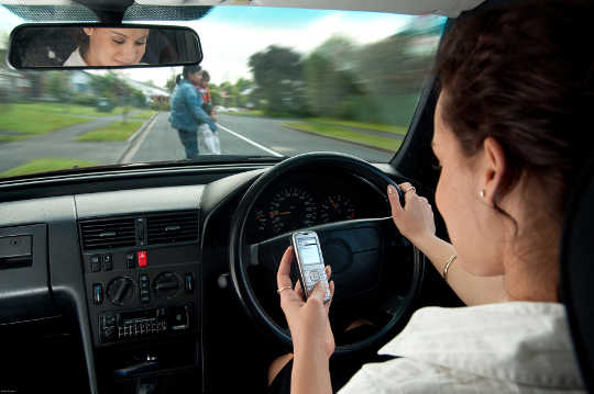 ¿Por qué usar incluso un teléfono móvil manos libres mientras conduce es tan peligroso?