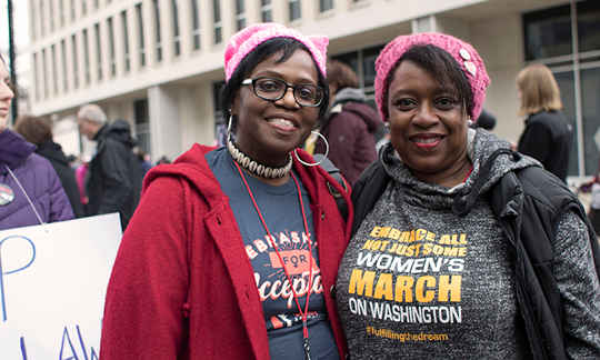 Marchers Karen Kassebaum og Karen Bell rejste 22 timer natten over for at komme til Washington, DC fra Nebraska