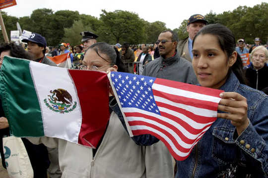 Orang Amerika Dan Orang Mexico yang Hidup Di Sempadan Lebih Bersambung Daripada Dibahagikan