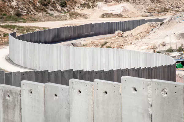 Tại sao bạo lực bất thành văn của các bức tường biên giới cũng nên được xem xét
