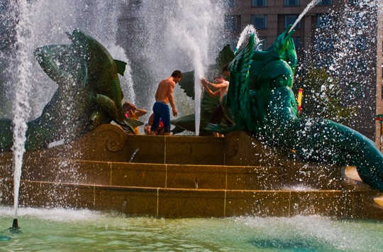 Nhiệt độ và chi phí nước đều tăng ở các thành phố của Mỹ như Philadelphia. Hình: Evan qua Flickr