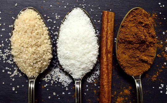 ขาว, น้ำตาล, ดิบ, น้ำผึ้ง: น้ำตาลชนิดใดดีที่สุด?