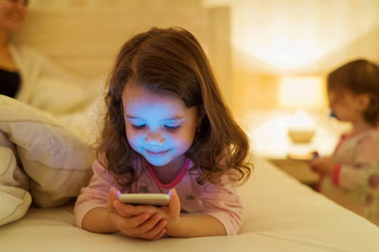 איך אור בלילה יכול לשבש את המקצבים היממה אצל ילדים