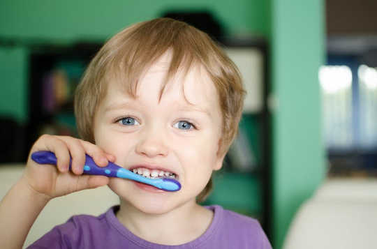 為什麼有些孩子更易於牙齒腐爛