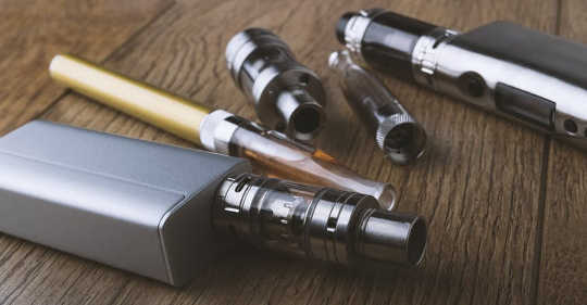 E-cigaretter är bra eller dåliga beroende på studien, så är sanningen: E-cigaretter är i grunden desamma, men den vätska som används i dem varierar mycket.