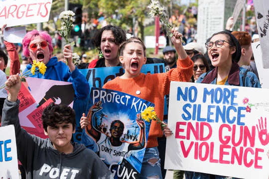 Marcha por nuestras vidas, Los Ángeles. (Los blogs políticos de adolescentes promueven la tolerancia, la participación y el debate público).