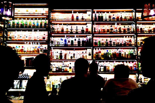אחת הדרכים למזער את קלוריות האלכוהול היא לבקש אפשרויות לא ממותקות למיקסרים. (איך קלוריות האלכוהול מגיעות לקו המותניים שלך)