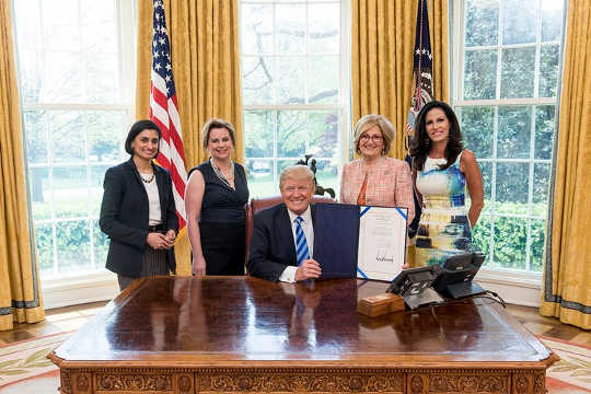 Penny Nance (ganz rechts), CEO und Präsident von Concerned Women for America, stellt sich mit Präsident Donald Trump (3, wie die Frauenbewegung in uns Politik missverstanden wird)