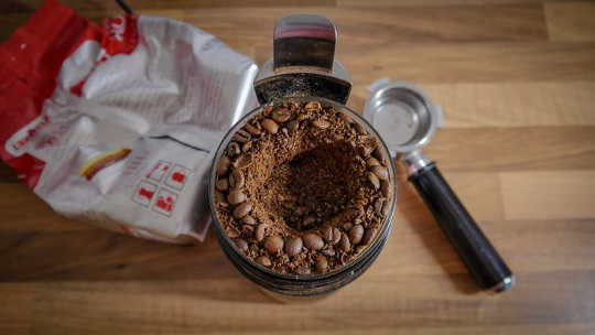 Brassage d'une grande tasse de café dépend de la chimie et de la physique