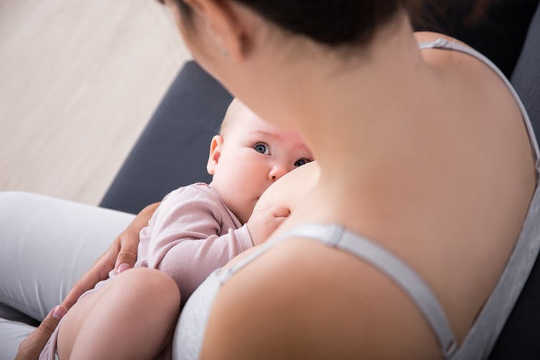 Breastmilk Alone лучше всего подходит для первых шести месяцев - вот что делать дальше