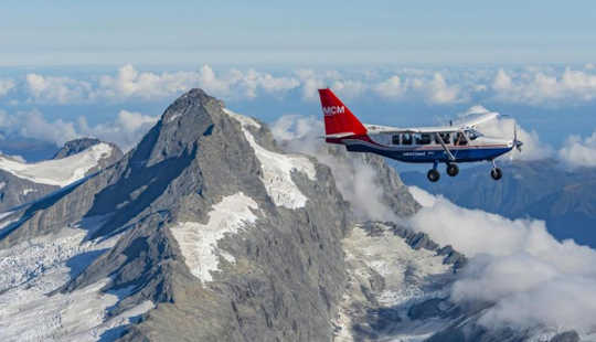 Una vista a volo d'uccello dei ghiacciai cangianti della Nuova Zelanda