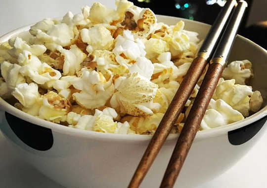 Warum Sie Popcorn mit Essstäbchen essen sollten - und andere psychologische Tricks, um das Leben angenehmer zu machen